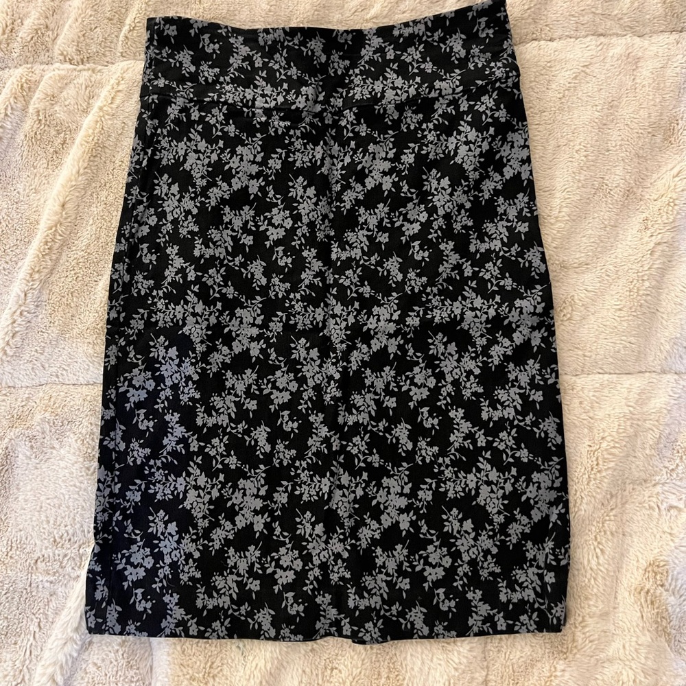 Margaret M knee length pencil skirt - Size Medium